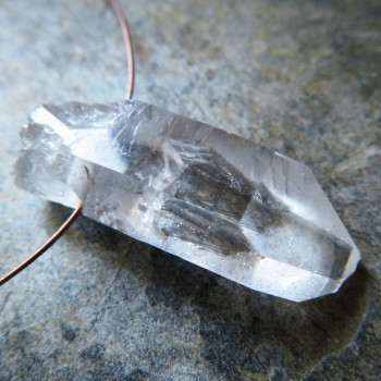 Čistý křišťál, - vrtaný krystal č.B24
