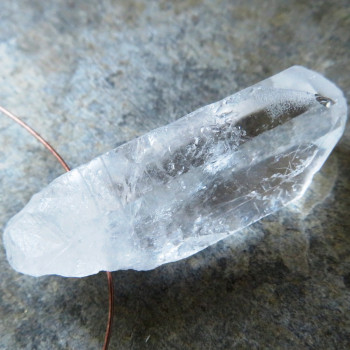 Čistý křišťál, - vrtaný krystal č.B25