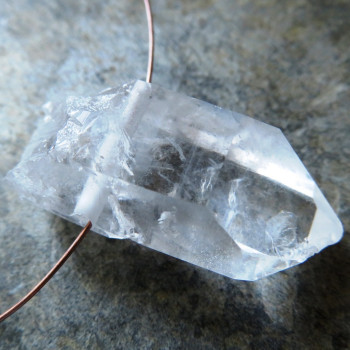 Čistý křišťál, - vrtaný krystal č.B28