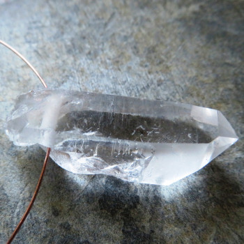 Čistý křišťál, - vrtaný krystal č.B29