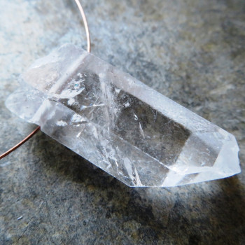 Čistý křišťál, - vrtaný krystal č.B30