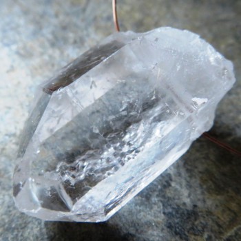 Čistý křišťál, - vrtaný krystal č.B32