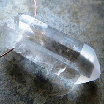 Čistý křišťál, - vrtaný krystal č.B34