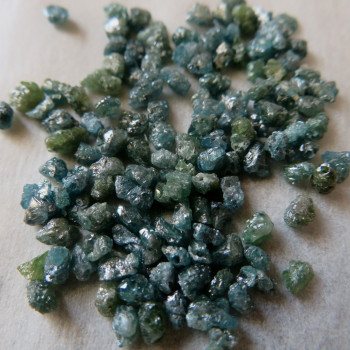 Diamant zeleno-modrý surový ,vrtaný, cca 5mm - 1 ks