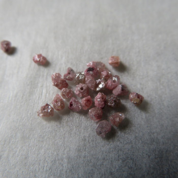 Diamond silvery pink, rough, drilled, approx. 2-3mm - 1 pc