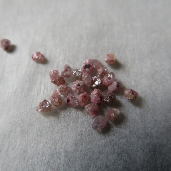 Diamond silver pink, rough, drilled, approx. 2-2.5 mm - 1 pc