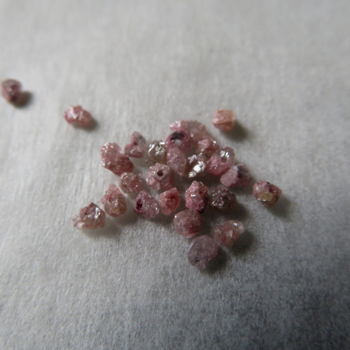Diamant stříbrno růžový, surový , vrtaný, cca 2-3mm - 1 ks