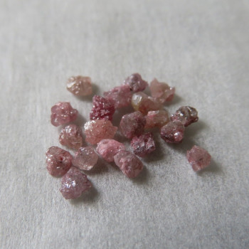 Diamant stříbrno růžový, surový , vrtaný, cca 2.8mm - 1 ks