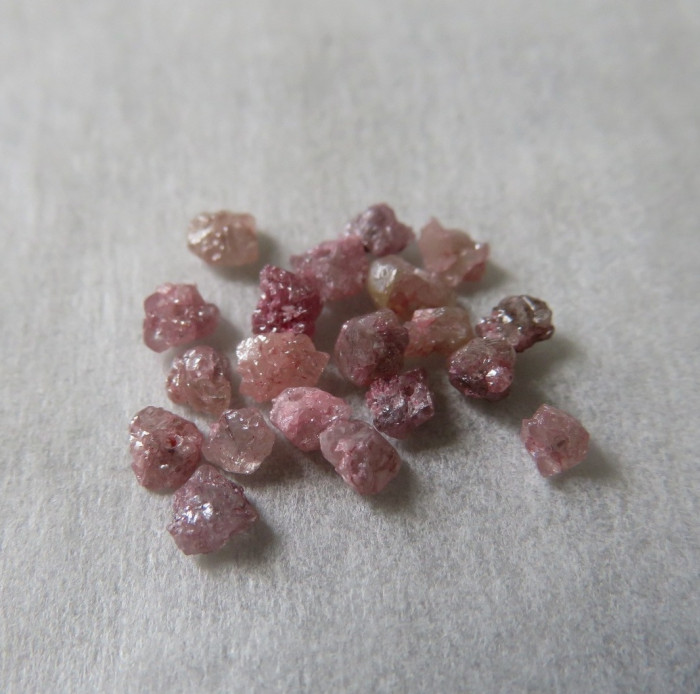 Diamant stříbrno růžový, surový , vrtaný, 3-3.5 mm - 1 ks