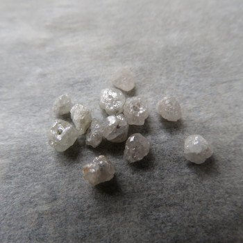 Diamant Bílo-stříbrný surový, vrtaný, velikost cca 2.5mm- 1 ks