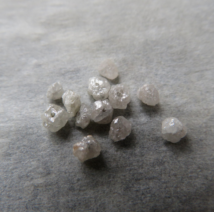 Diamant Bílo-stříbrný surový, vrtaný, velikost cca 2.5mm- 1 ks