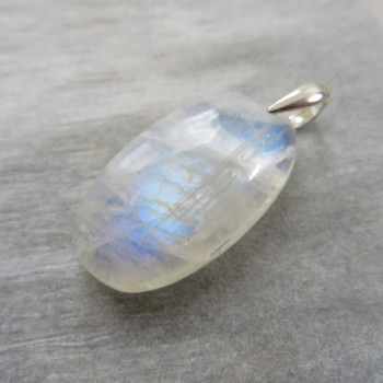 Moonstone, pendant D11
