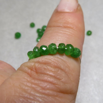 Tsavorite garnet, faceted disc 3.5x2mm; (1 piece)