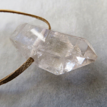Čistý křišťál, - vrtaný krystal s kůží č.8
