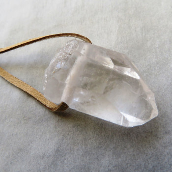 Čistý křišťál, - vrtaný krystal s kůží č.11