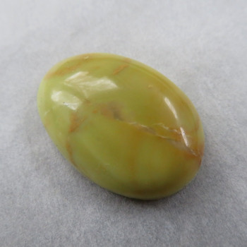 Žlutozelený opál, Madagaskar, kabošon č.1