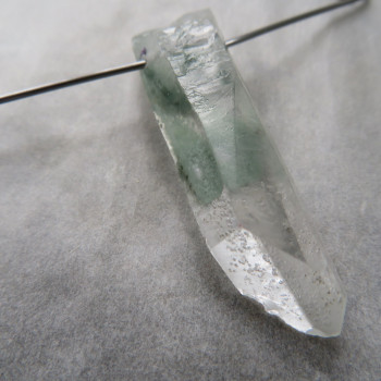Křišťál s chlority - vrtaný krystal č.4