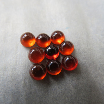Červený granát hessonit extra, 4mm; 1ks