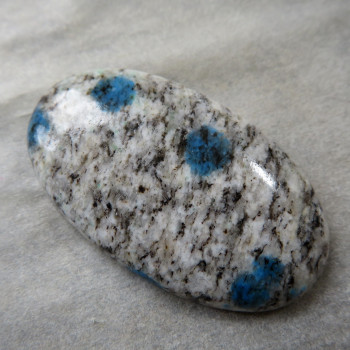 K2 azurite in granite, cabochon 01