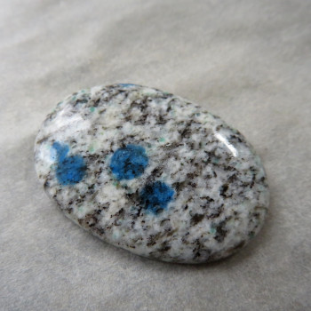 K2 azurite in granite, cabochon 02