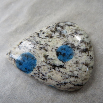 K2 azurite in granite, cabochon 03