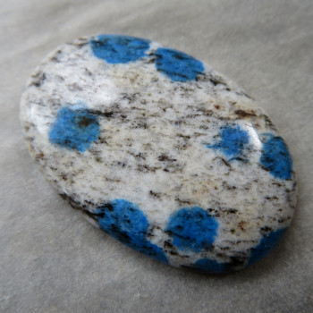 K2 azurite in granite, cabochon 08