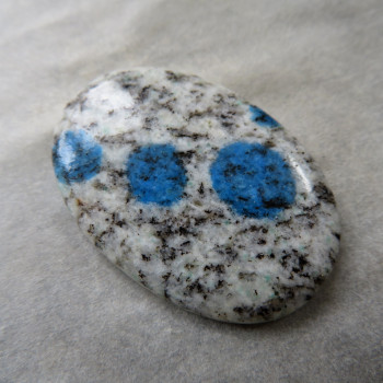 K2 azurite in granite, cabochon 09