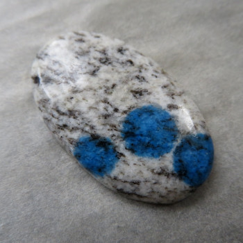K2 azurite in granite, cabochon 010