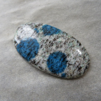 K2 azurite in granite, cabochon 011
