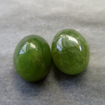 Vesuvian - pair (10x8 mm) No.B5