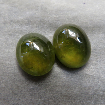 Vesuvian - pair (10x8 mm) No.B8