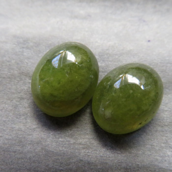 Vesuvian - pair (10x8 mm) No.B9