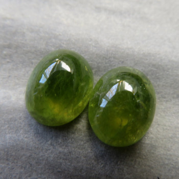 Vesuvian - pair (10x8 mm) No.B10