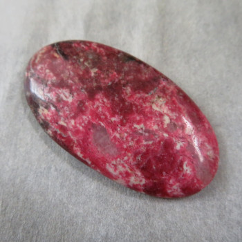 Thulite, Norway, cabochon no.01