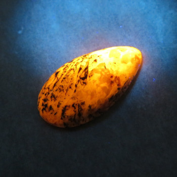 UV sodalite with hackmanite, Greenland cabochon no.5