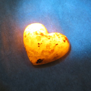 UV sodalite with hackmanite, Greenland cabochon no.6