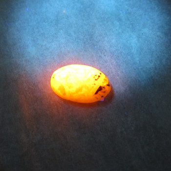 UV sodalite with hackmanite, Greenland cabochon no.7