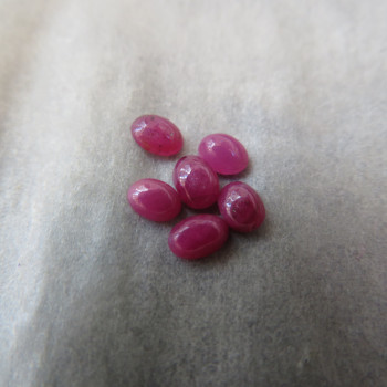 Rubín minikabošon 4.5x3.5mm 1ks