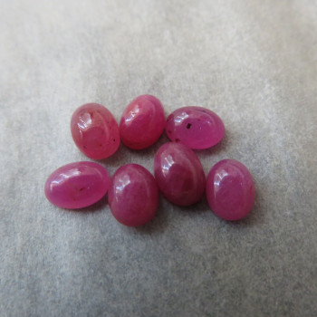 Rubín minikabošon 5x4mm 1ks