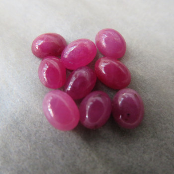 Rubín minikabošon 6x4mm 1ks