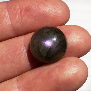 Labradorit  kabošon 14 mm, Madagaskar,  fialkový, č.1| www.sperkove-kameny.cz