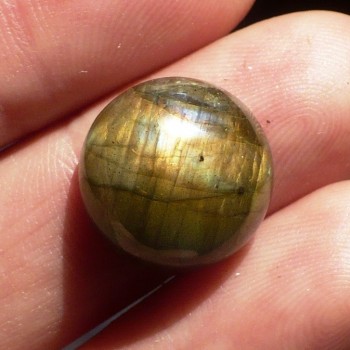 Labradorit  kabošon 14 mm, Madagaskar,   č.14| www.sperkove-kameny.cz