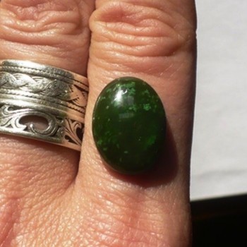 Světlý nefrit,kabošonek 12x16mm č.23 | šperkové-kameny.cz