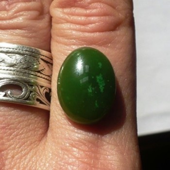 Světlý nefrit,kabošonek 12x16mm č.24 | šperkové-kameny.cz