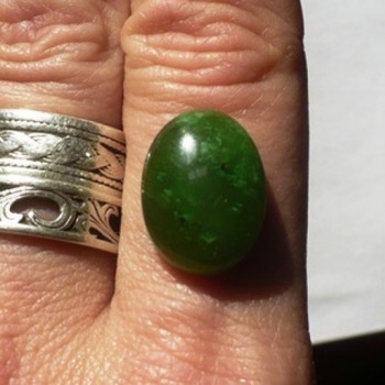 Světlý nefrit,kabošonek 12x16mm č.25 | šperkové-kameny.cz