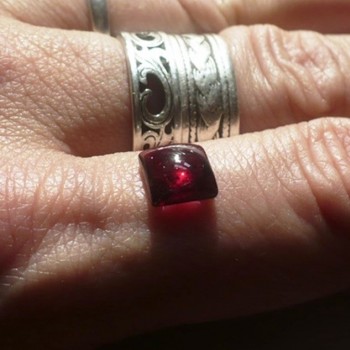 Granát Almandin ,minikabošon 7x7 mm | www.sperkove-kameny.cz