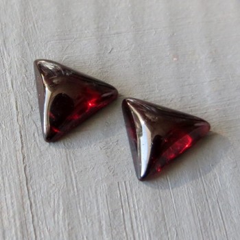Granát Almandin ,trojúhelníčky pár,  7 mm 