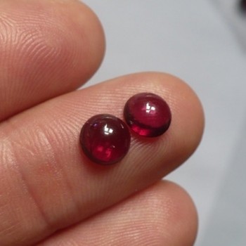 Granát Almandin ,minikabošon, pár, 6 mm | www.sperkove-kameny.cz