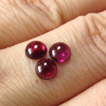 Granát Almandin, minikabošon pr. 4,5 mm | www.sperkove-kameny.cz