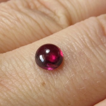 Granát Almandin, minikabošon pr. 5 mm | www.sperkove-kameny.cz